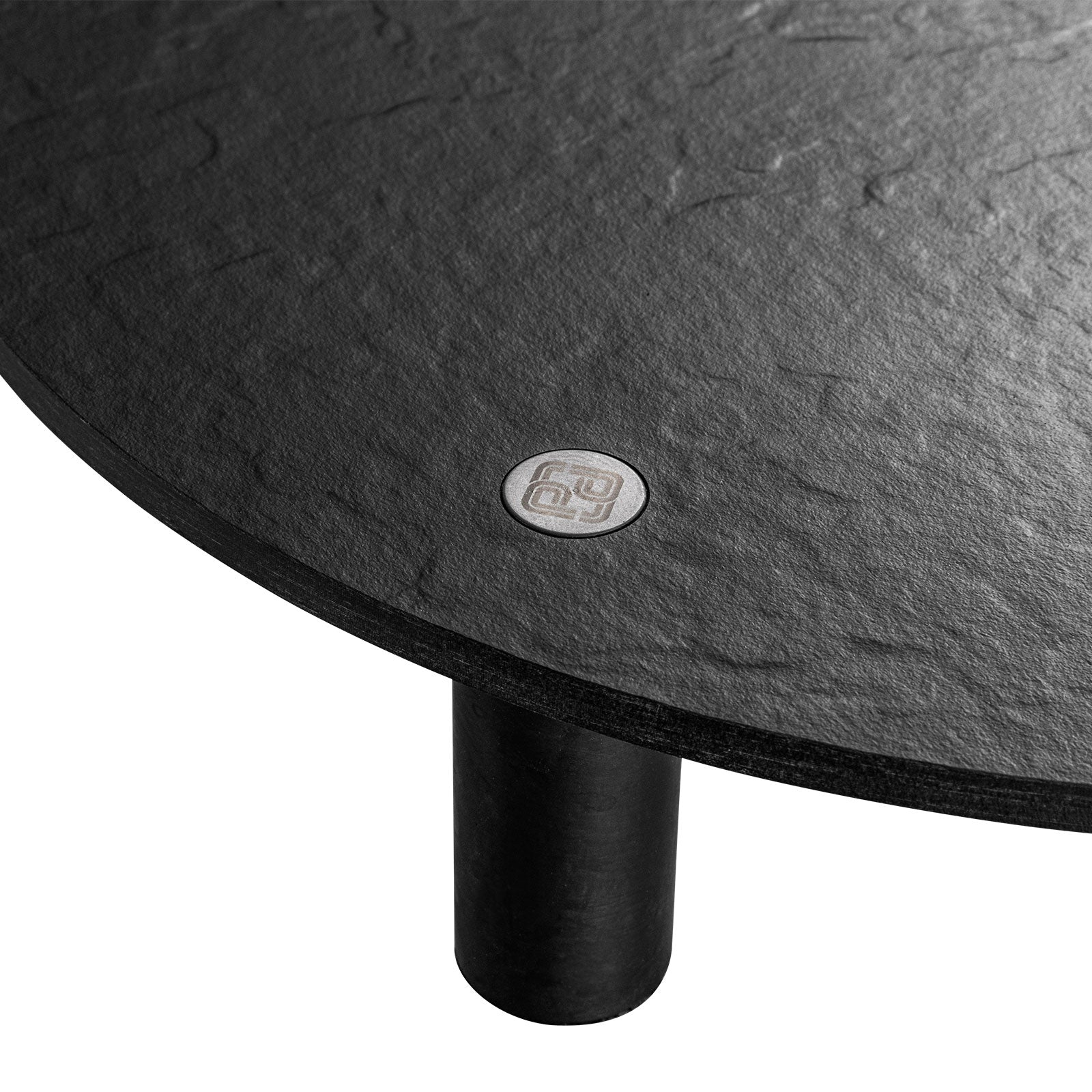 Buffet plate with screwed foot studs