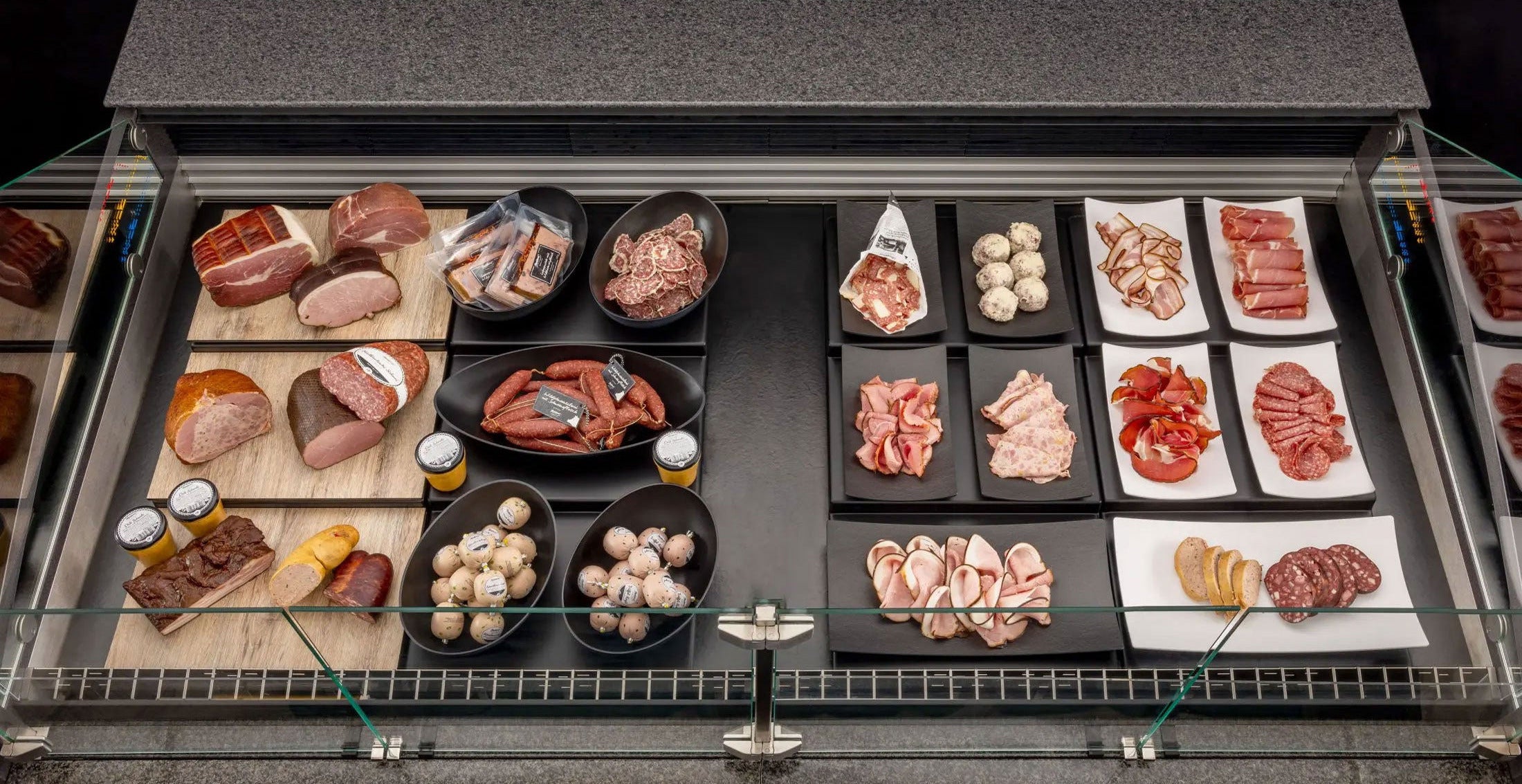 Thekenauslage mit Wurst in Vogelperspektive